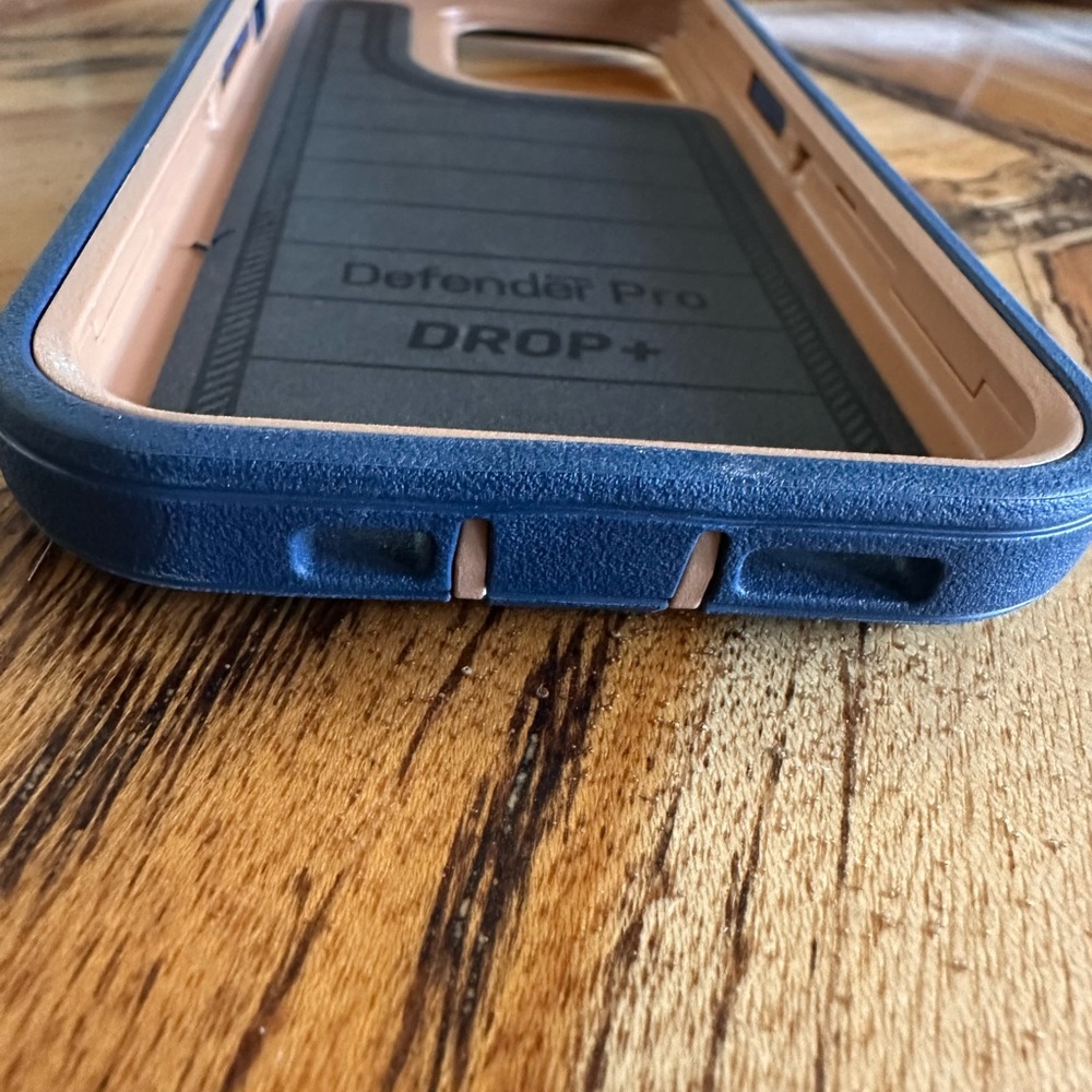 Otter Box Defender Pro Drop + (14 Pro) - Picture 3 of 3